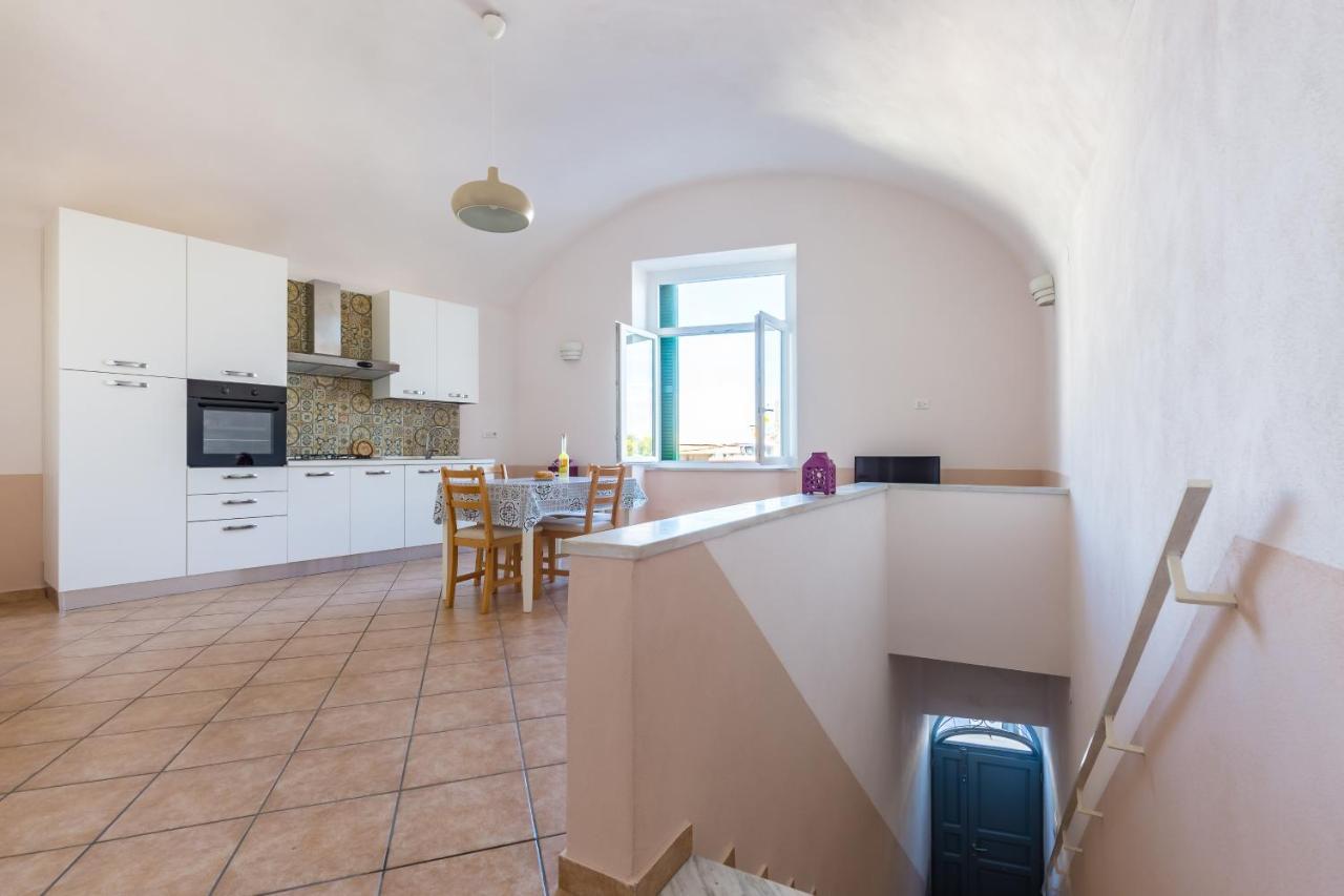 Tizzano House - La Marina Apartment Прочида Екстериор снимка